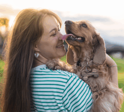 Beijar cachorro faz mal? Entenda os riscos para a saúde da sua boca