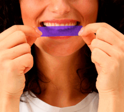 Fita clareadora dental funciona? Veja se a fita roxa clareia os dentes mesmo