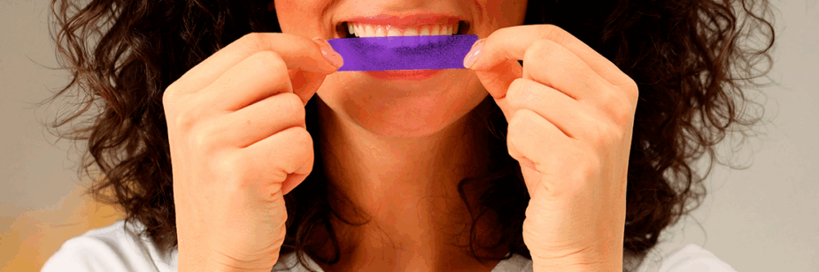 Fita clareadora dental funciona? Veja se a fita roxa clareia os dentes mesmo